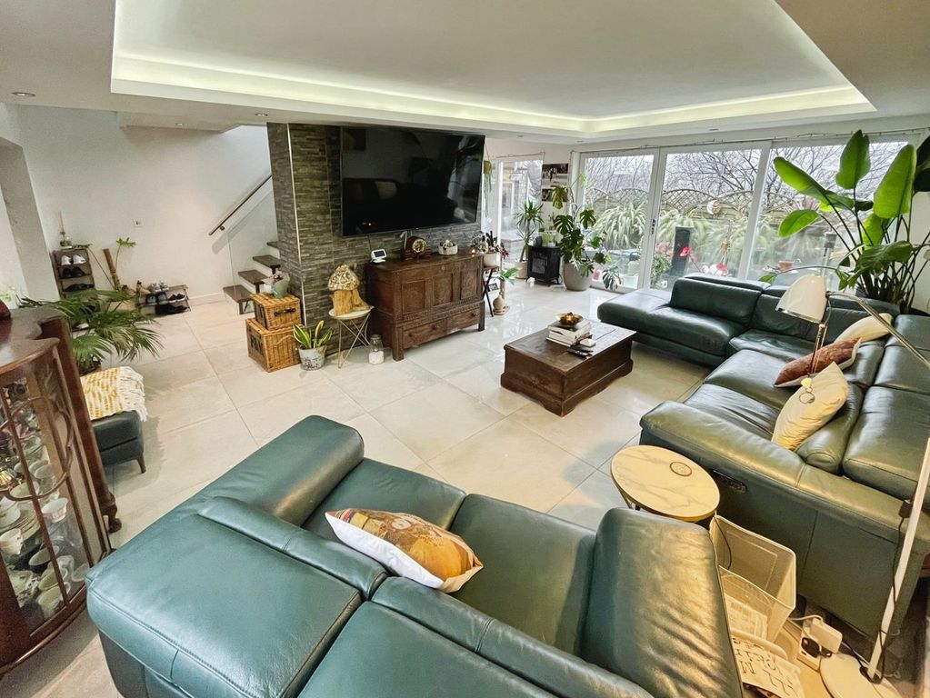 Property photo 3 of 28