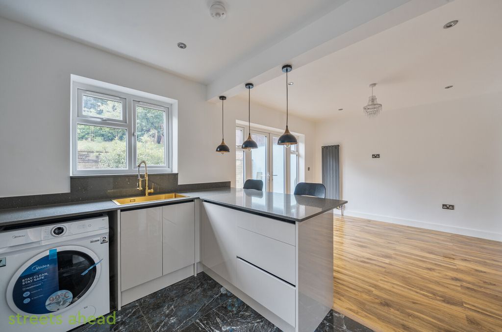 Property photo 2 of 16 B8Aadd72-17Ad-4d7...
