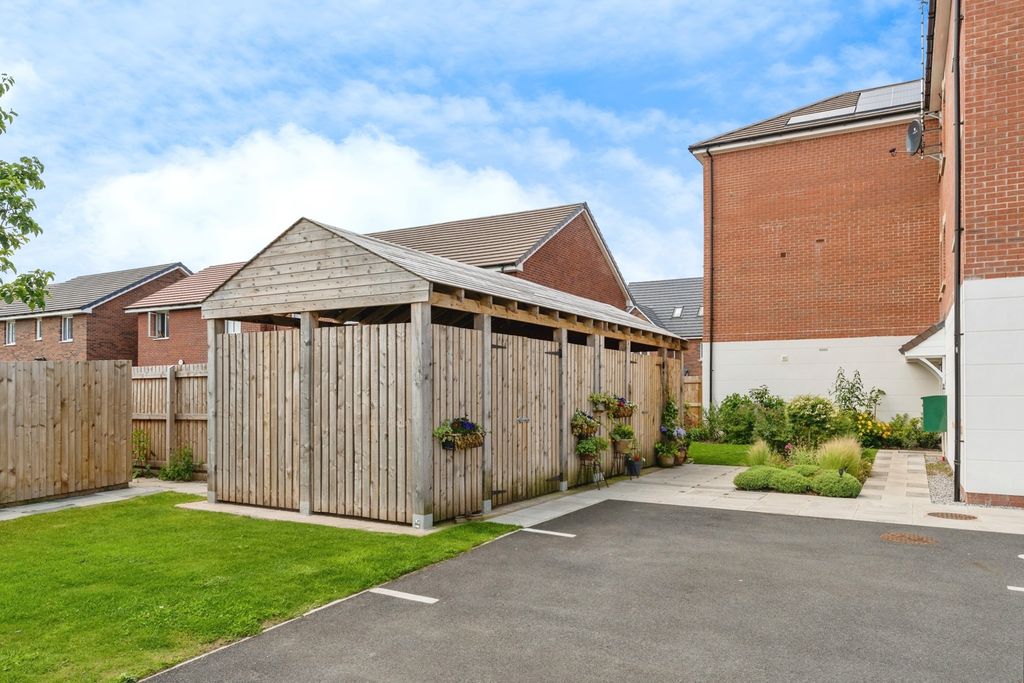 Property photo 2 of 16 Communal Gardens