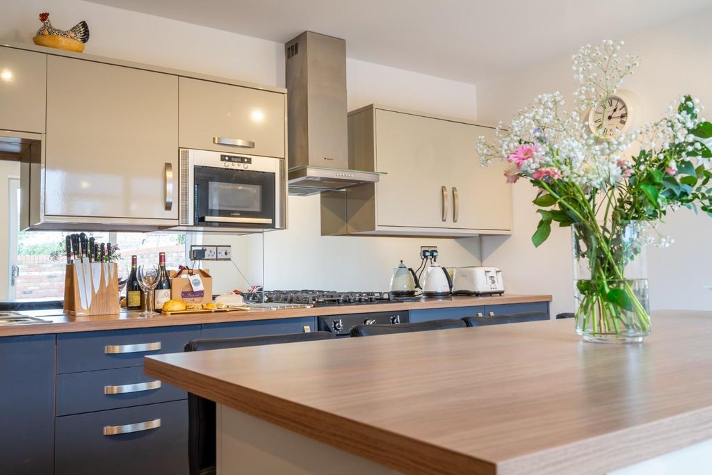 Property photo 3 of 16 Kitchen