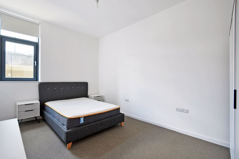 Property photo 3 of 10 Large Bedroom