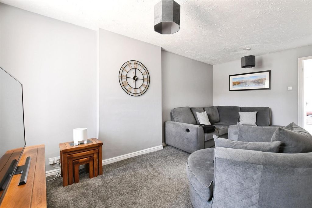 Property photo 3 of 14 Lounge