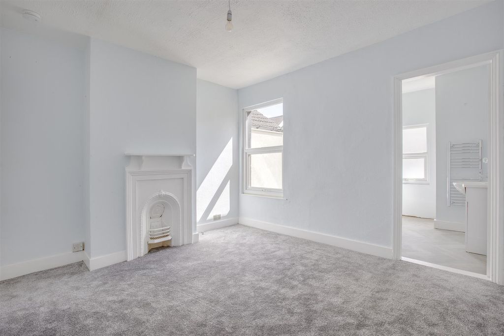 Property photo 3 of 12 56 Green Street, Hp11 2Re-2.Jpg