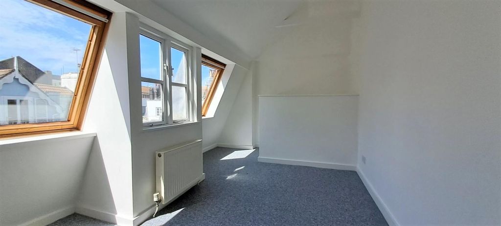 Property photo 3 of 10 Bedroom One Shoot 2.Jpg