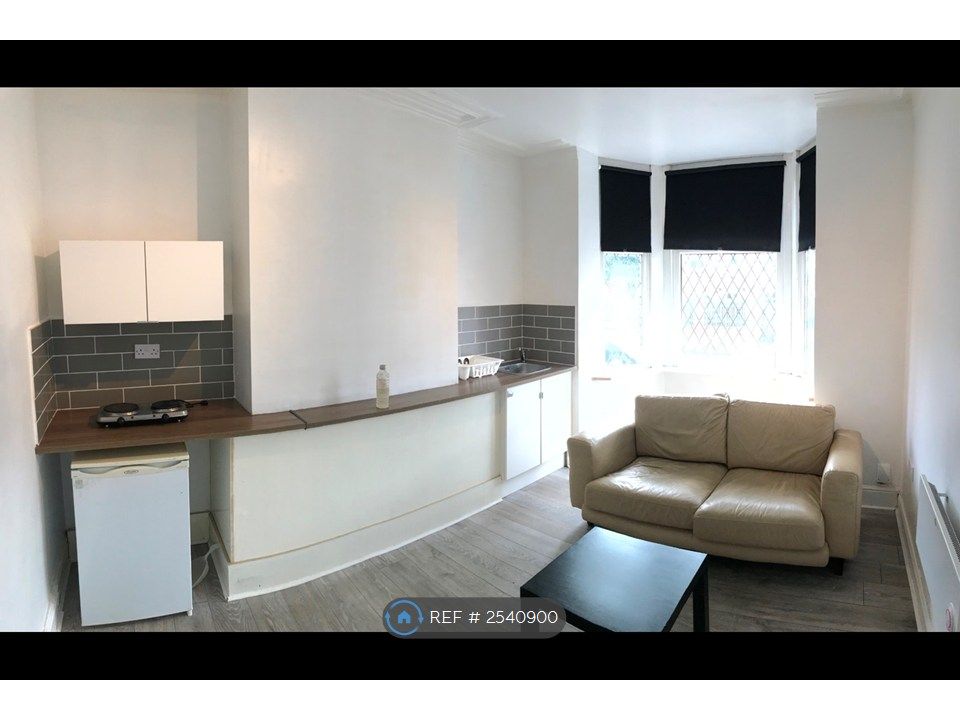Property photo 1 of 4 Living Room / Kitchen