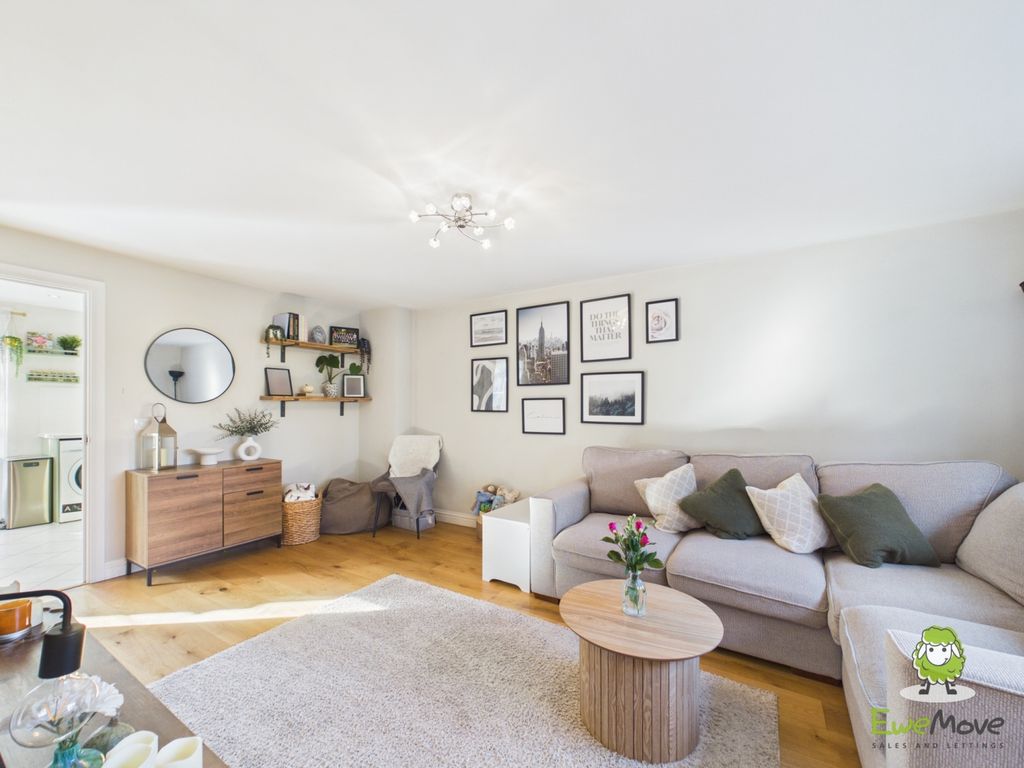 Property photo 3 of 17 Ewemove Estate Agents Basingstoke