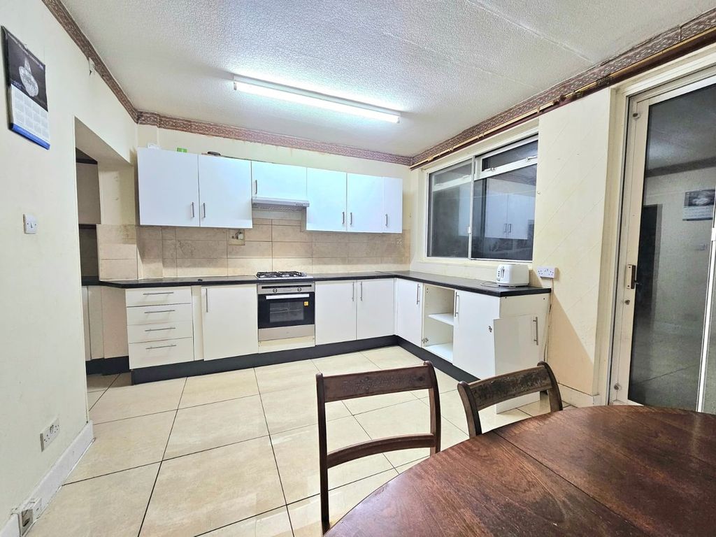 Property photo 3 of 12 Kitchen