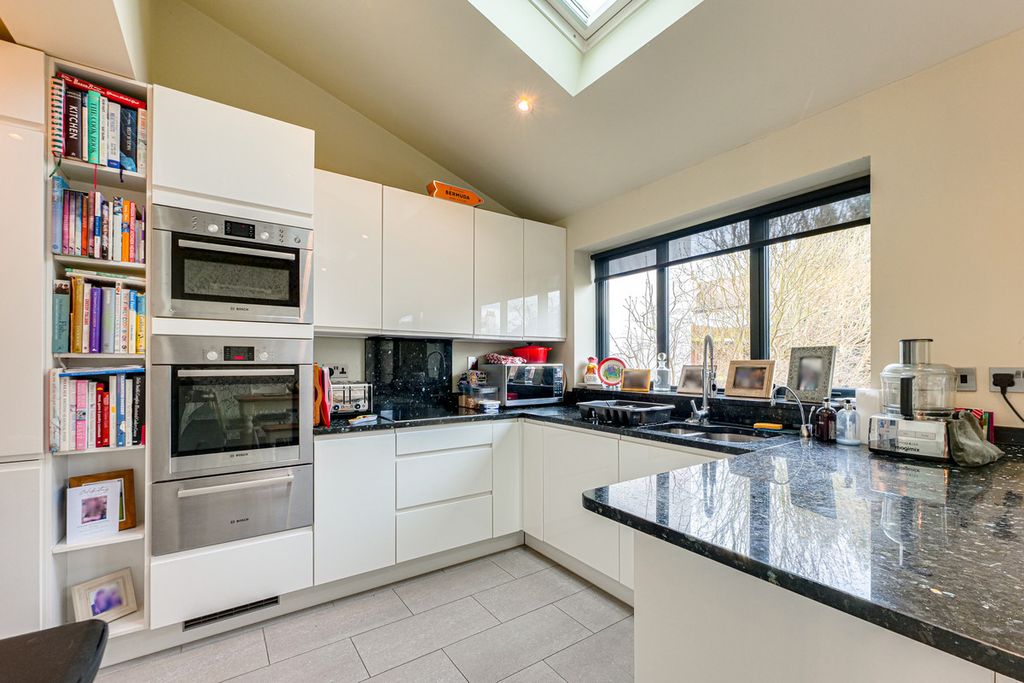 Property photo 2 of 30