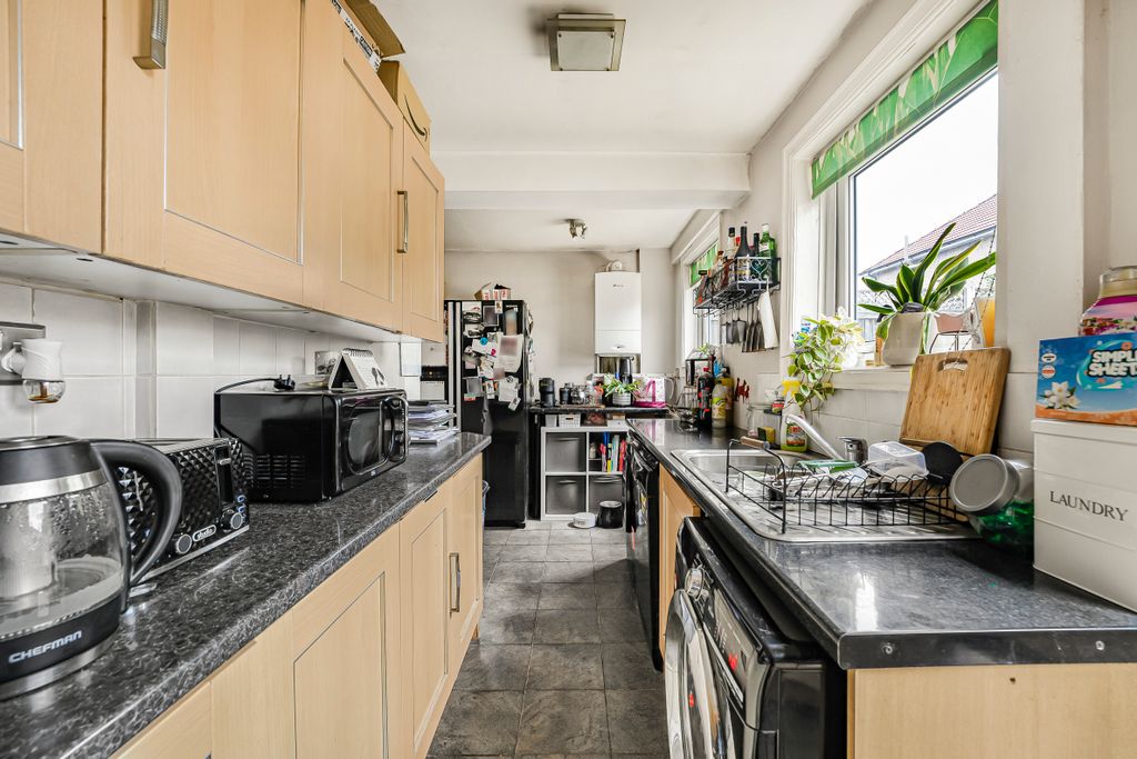 Property photo 3 of 18 Kitchen (3)