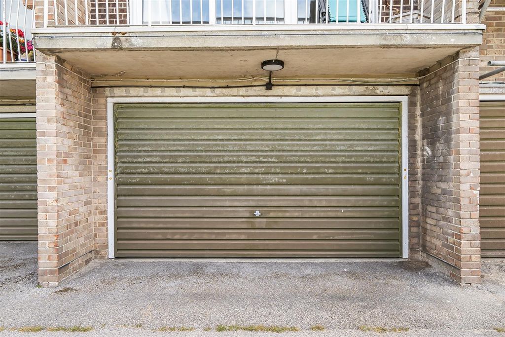 Property photo 3 of 14 Garage