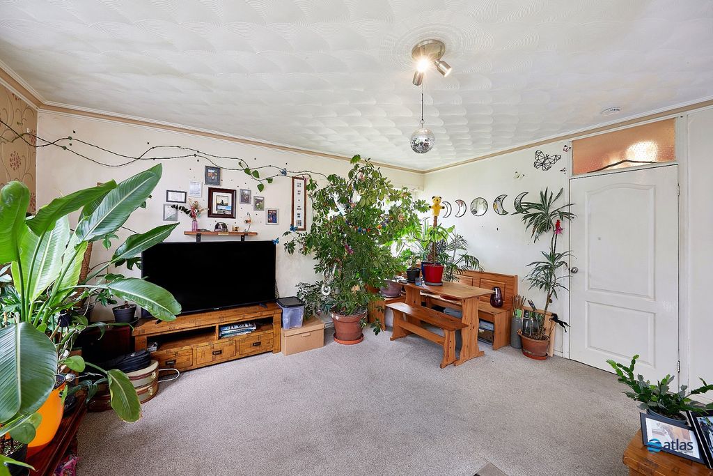 Property photo 3 of 11 Lounge