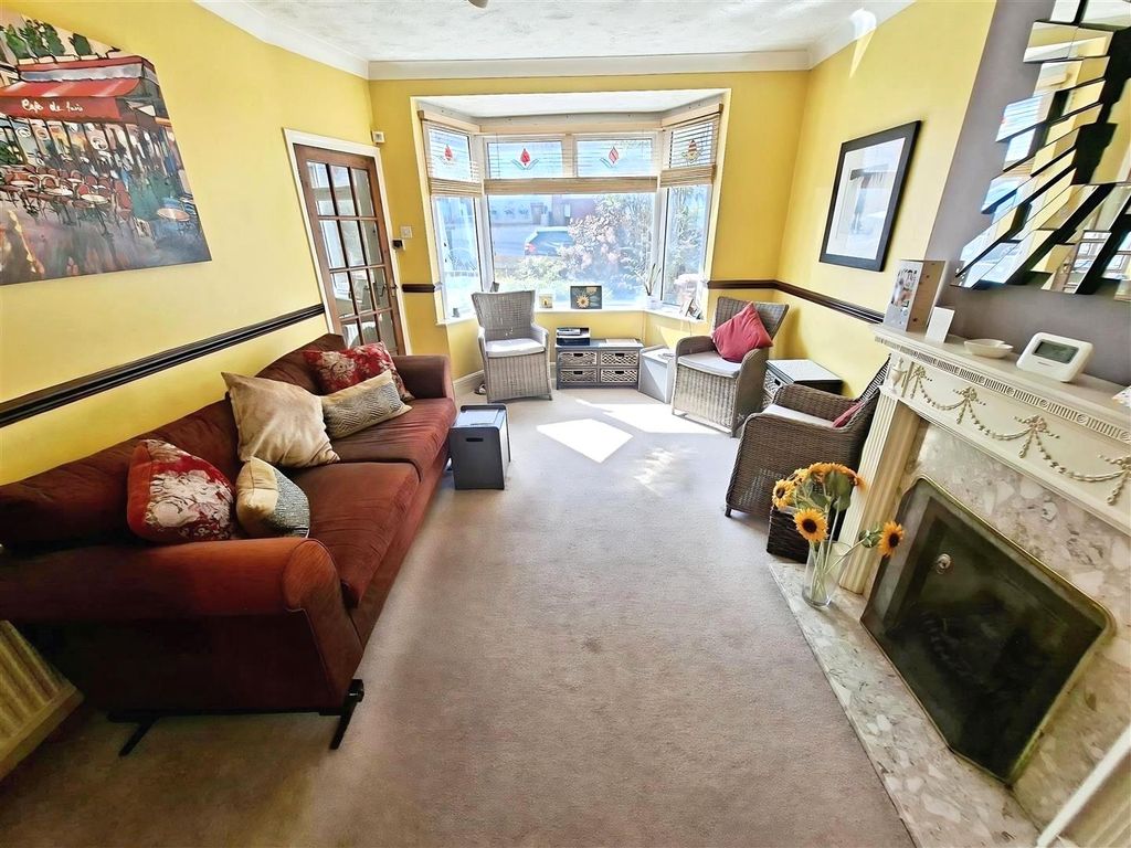 Property photo 2 of 17 Lounge