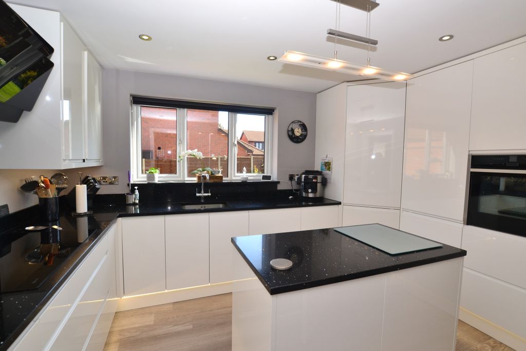 Property photo 2 of 32