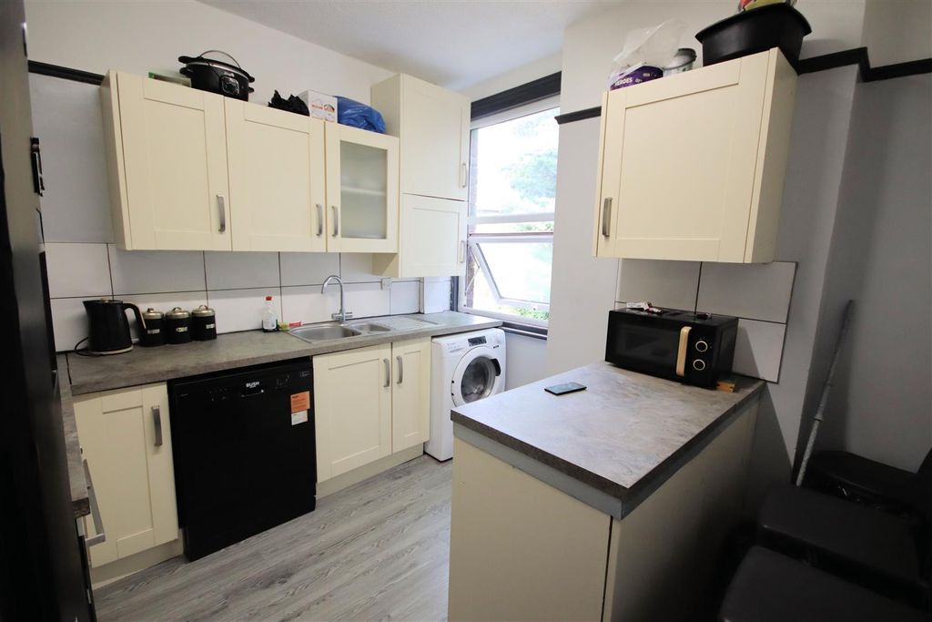 Property photo 3 of 8 Kitchen / Diner