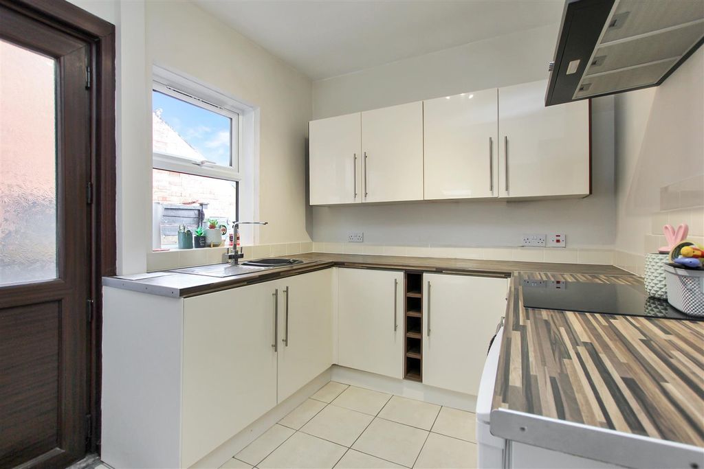 Property photo 2 of 14 Kitchen