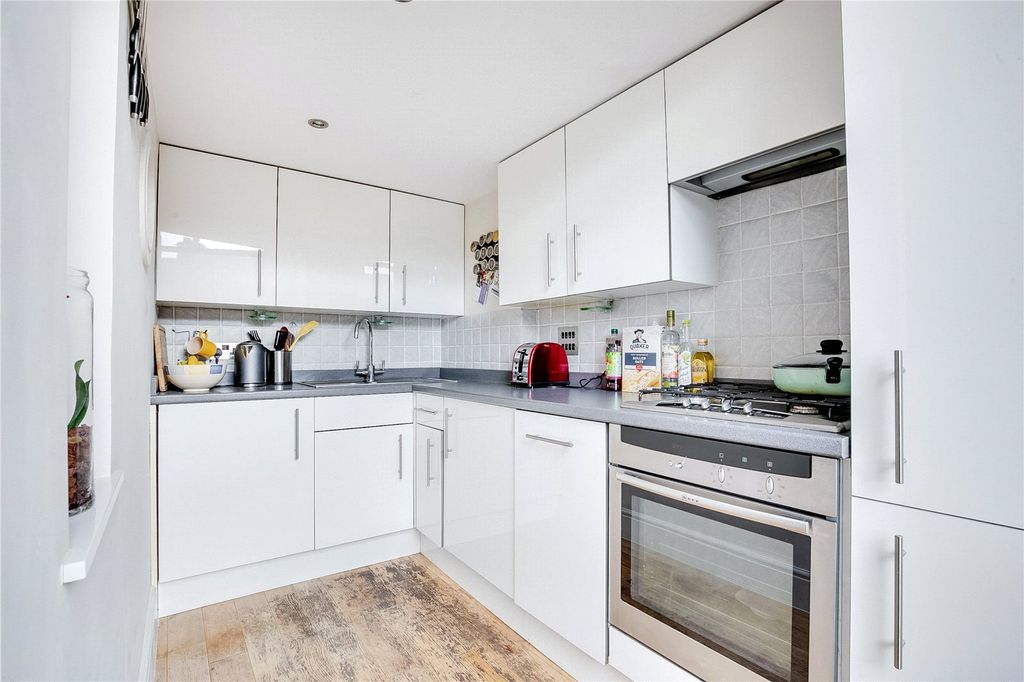 Property photo 2 of 7 Kitchen