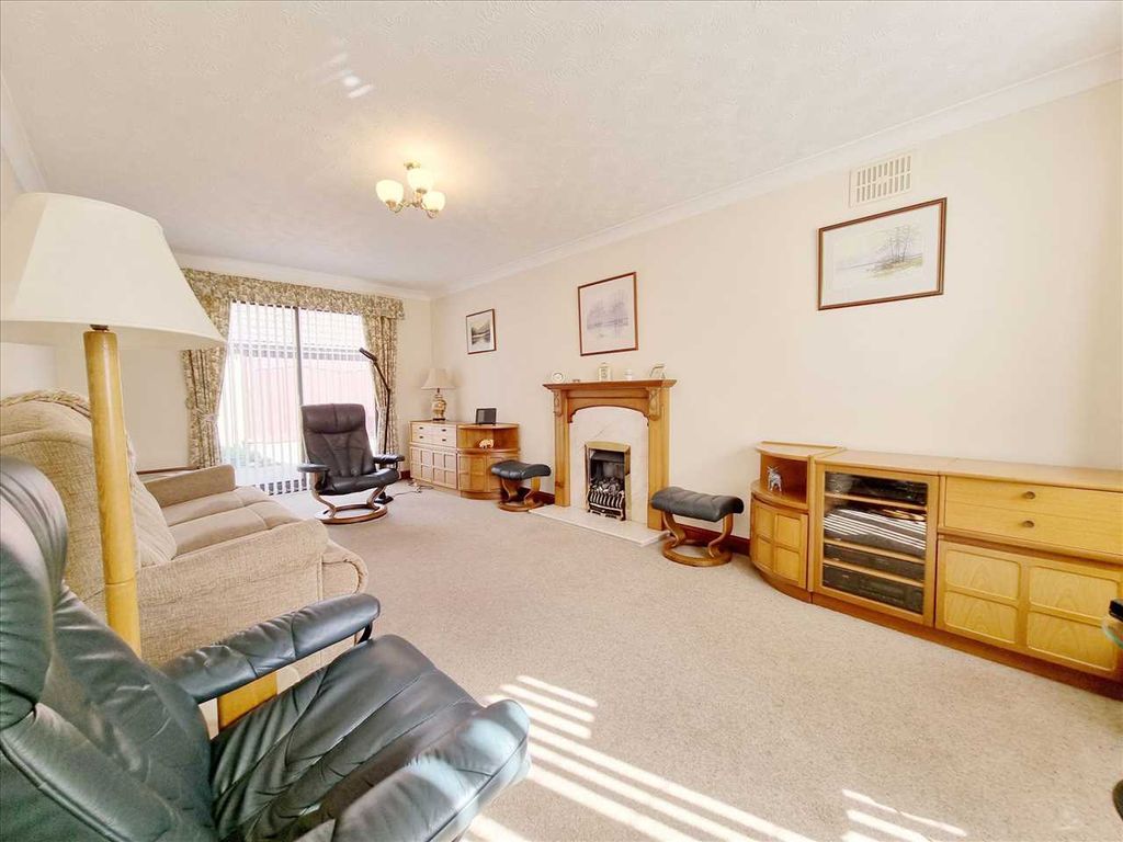Property photo 2 of 17 Lounge: