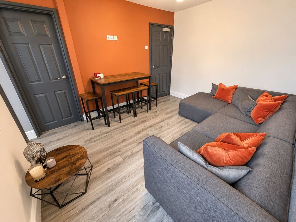 Property photo 1 of 8 122 Adelaide - 1