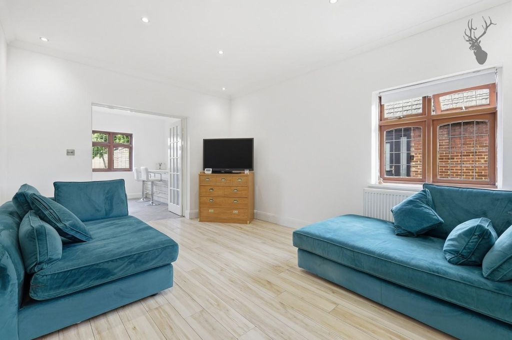 Property photo 2 of 20