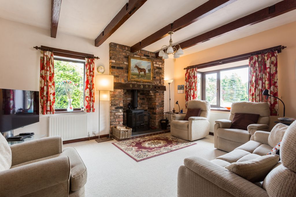 Property photo 2 of 18 Sitting Room