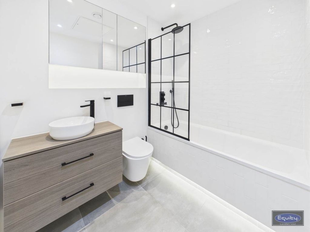 Property photo 2 of 7 Bathroom