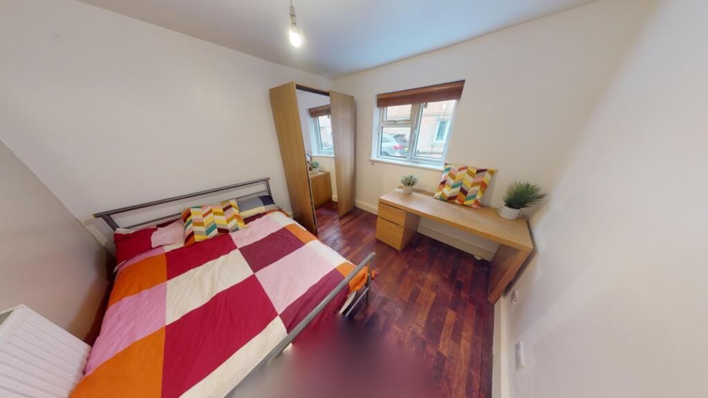Property photo 2 of 9 A Bright And Inviting Double Bedroom Featuring A c...