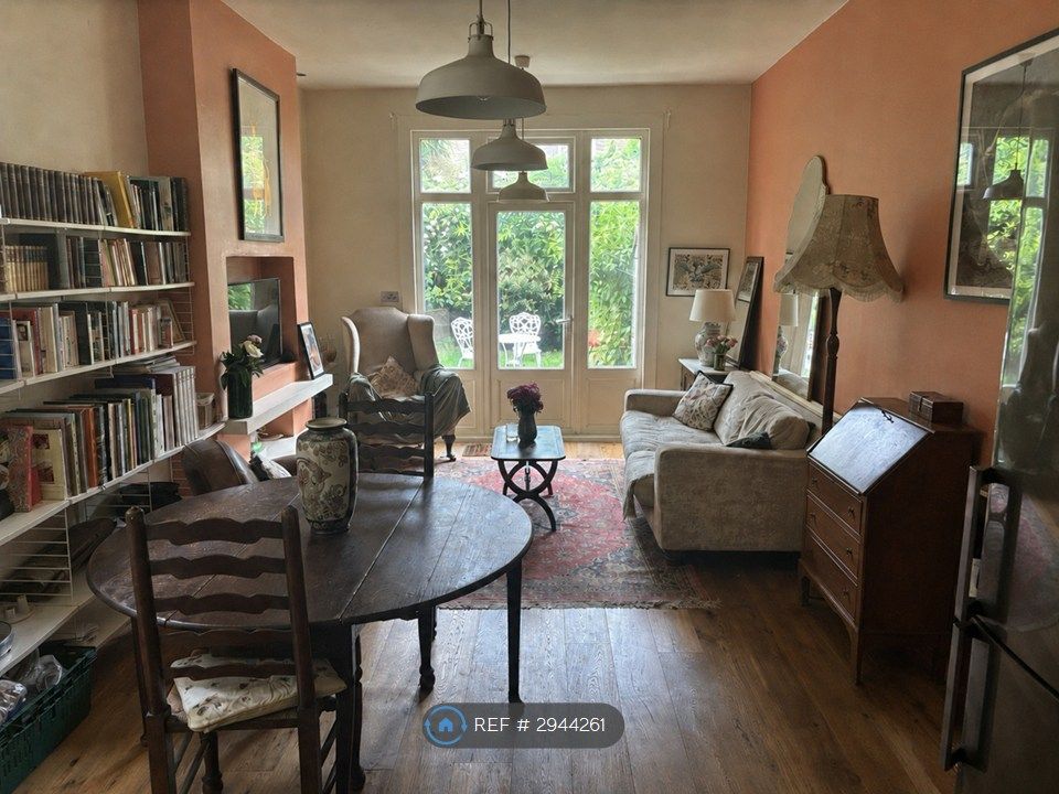 Property photo 3 of 13 Vintage Open-Plan Living Room