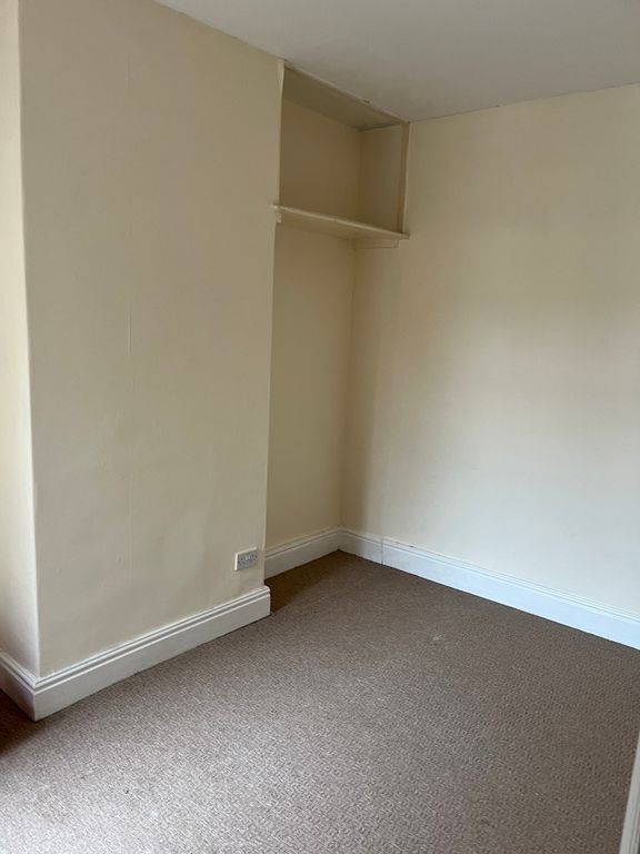 Property photo 3 of 6 Middle Room 