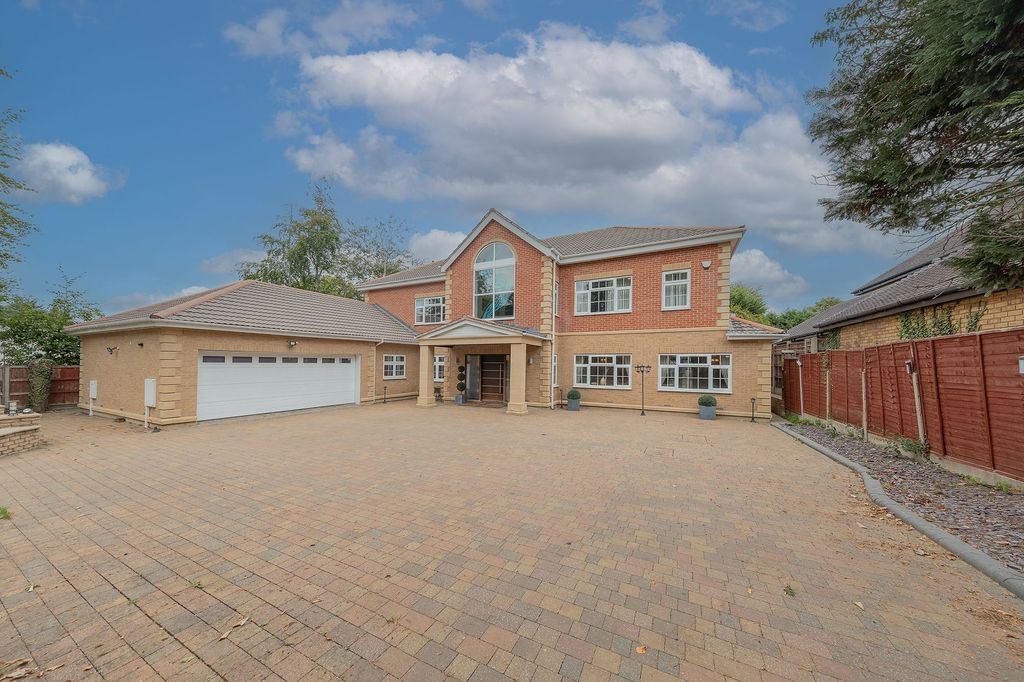 Property photo 1 of 28