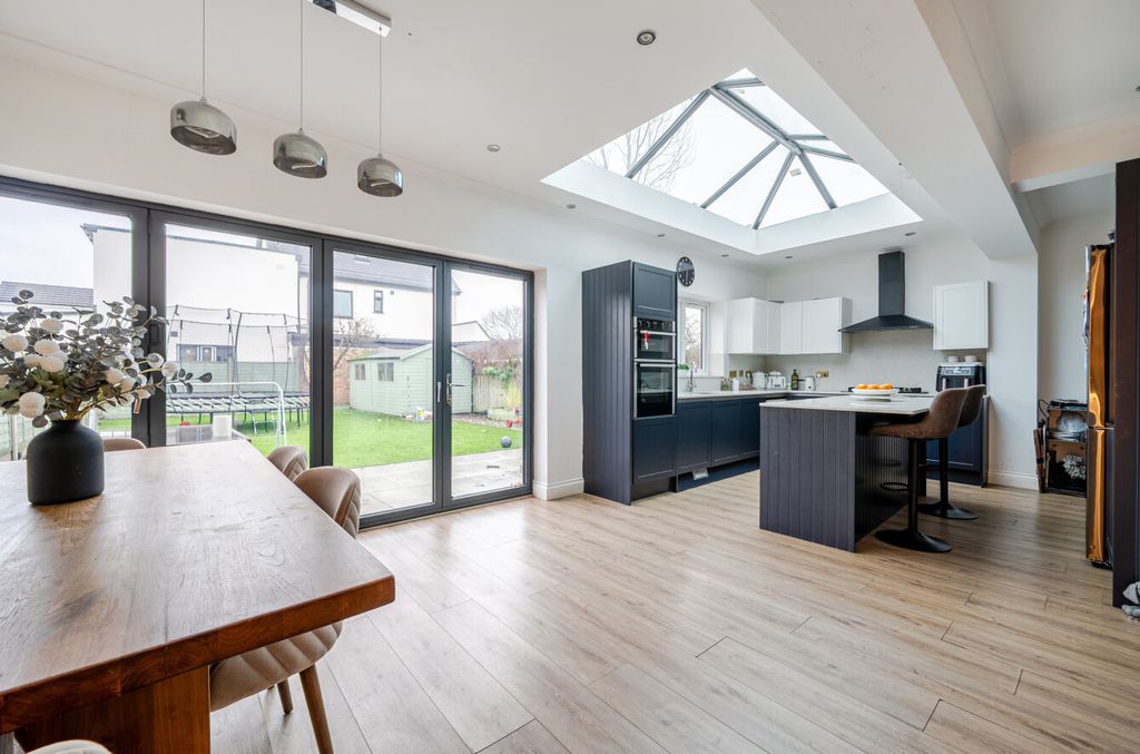 Property photo 2 of 19 1402730-14-697204...