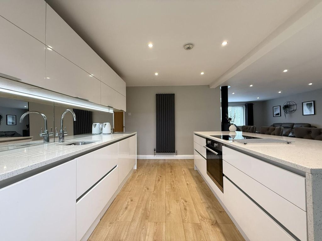 Property photo 3 of 21 Kitchen