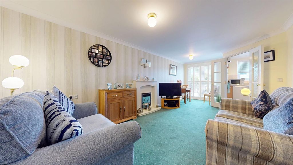 Property photo 2 of 20 Henbury Court Living Room