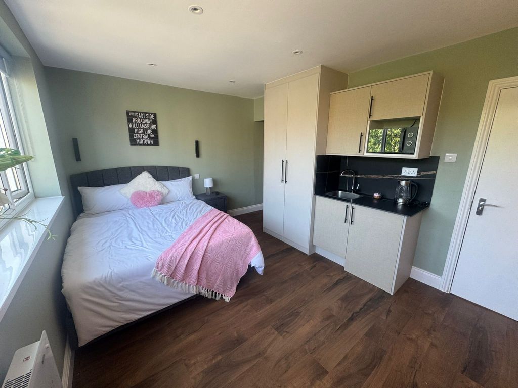 Property photo 1 of 3 Room To Rent Putney