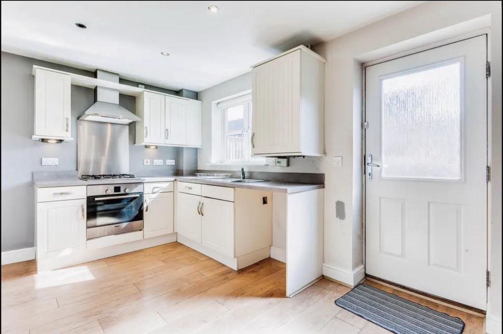 Property photo 3 of 8 Kitchen