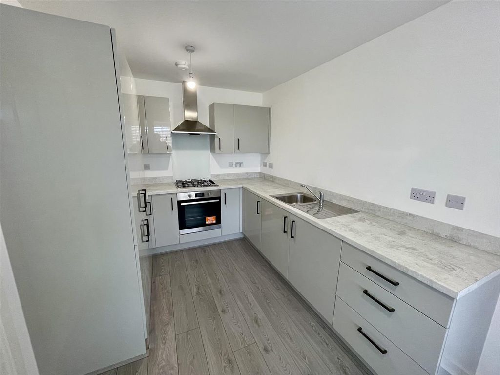 Property photo 3 of 17 Kitchen