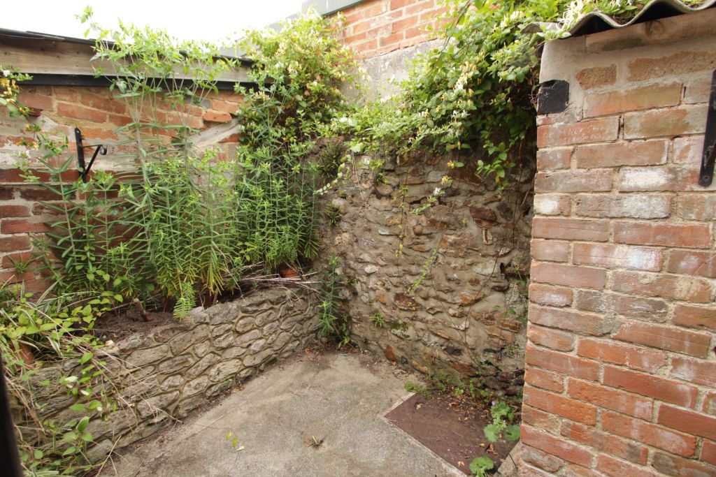 Property photo 2 of 10 Courtyard