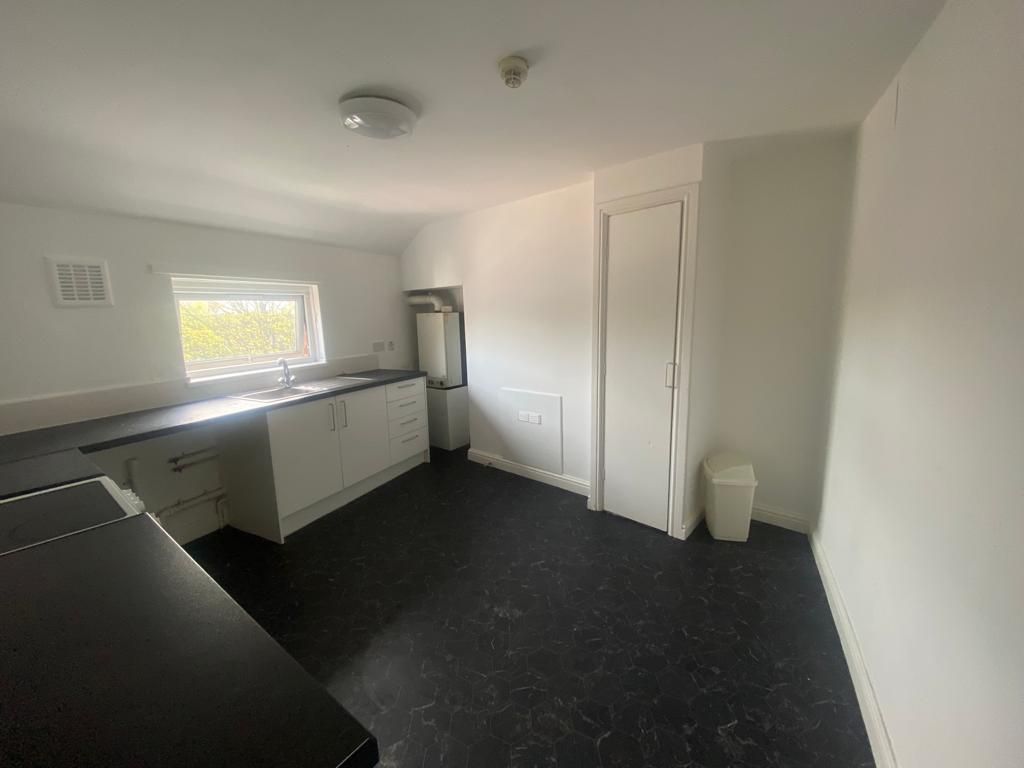 Property photo 1 of 5 Spacious 2 Bedroom Flat Near Pinderfields Hospital - Available 15/03/2025