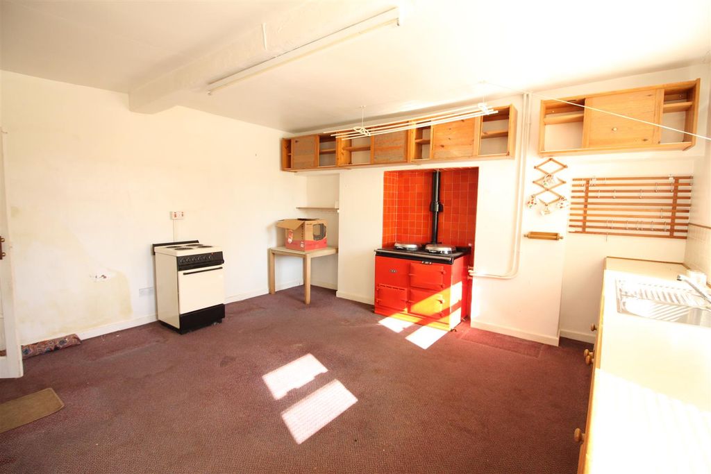 Property photo 3 of 8 Kitchen