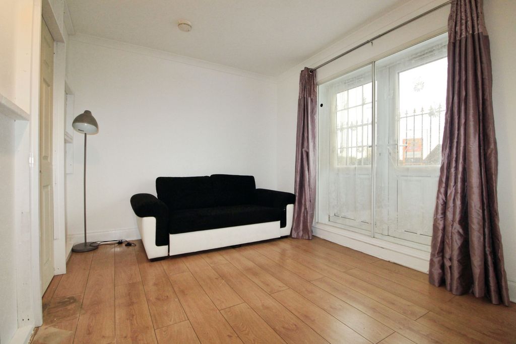 Property photo 2 of 13 76d94392-Img 5401