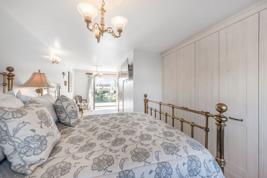 Property photo 2 of 29 Dual Aspect Suite With Juliet Balcony