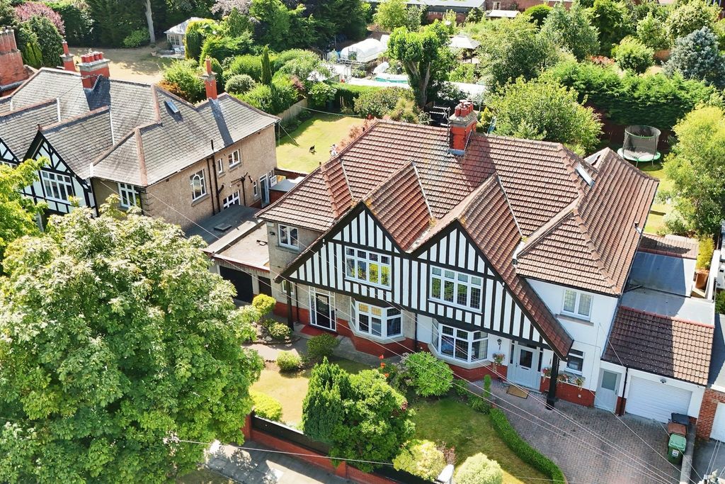 Property photo 2 of 25