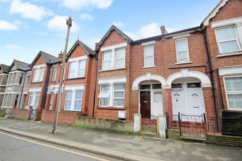 Property photo 1 of 7 Masons Avenue, Harrow, Middlesex Ha3