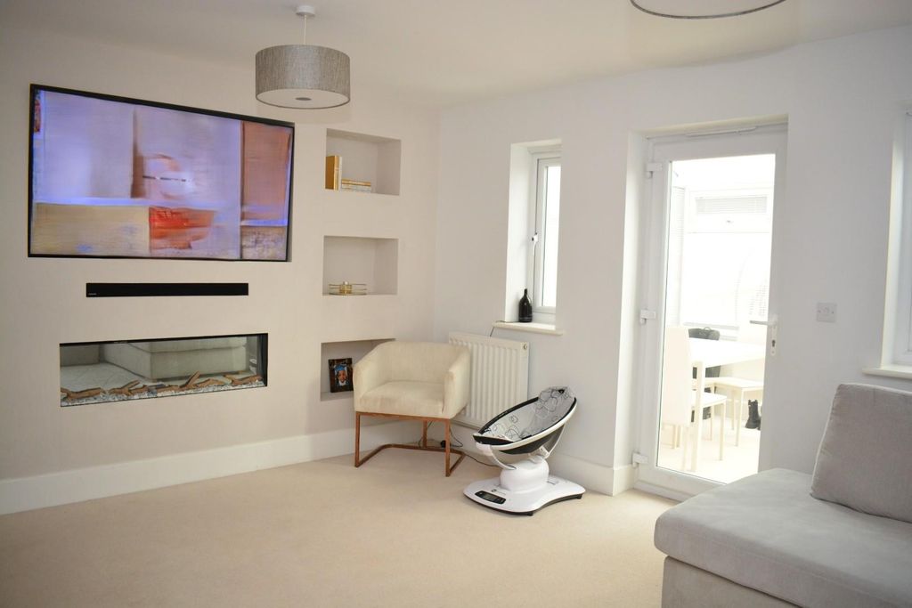 Property photo 2 of 11 Lounge