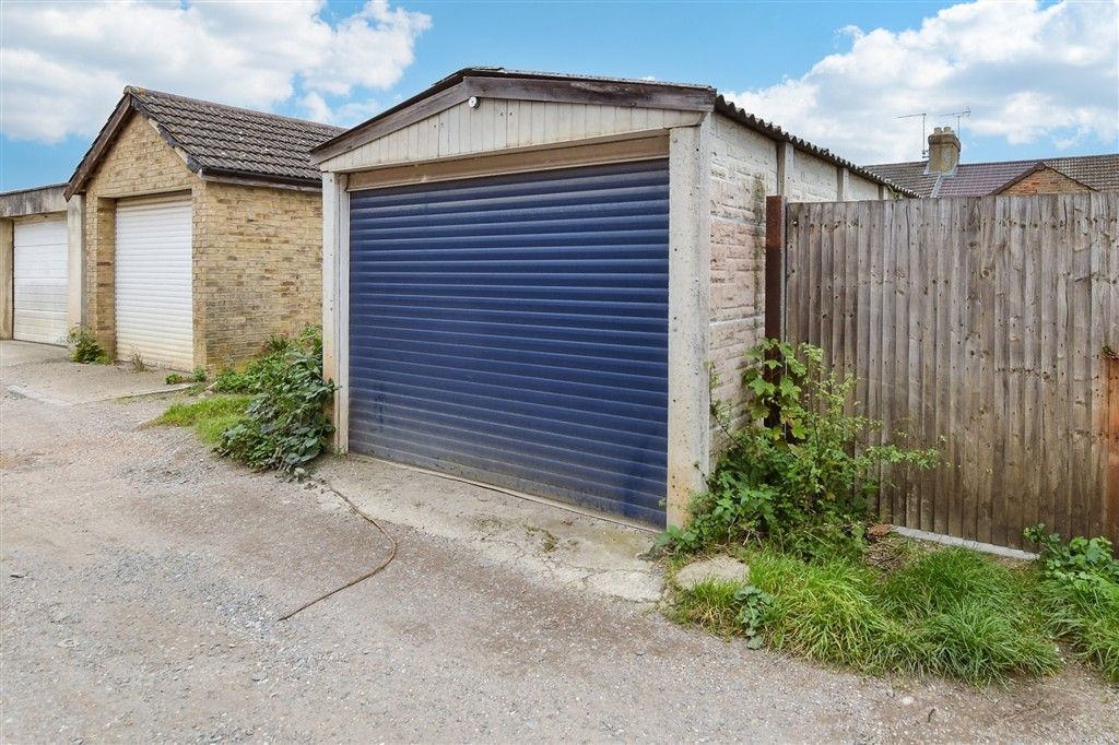 Property photo 1 of 4 Garage