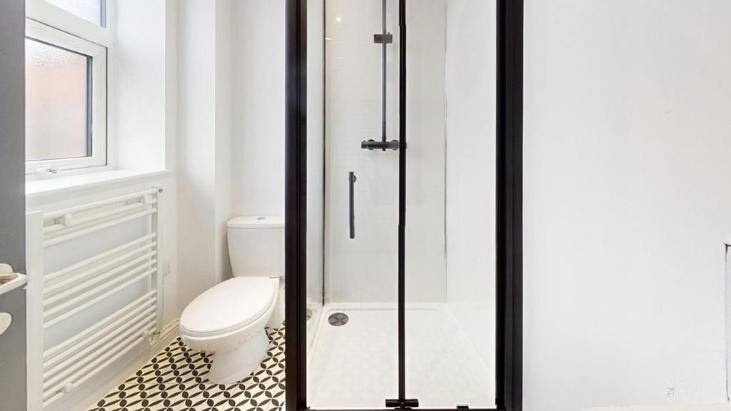 Property photo 2 of 18 A Bright And Modern Bathroom Featuring A Stylish S...