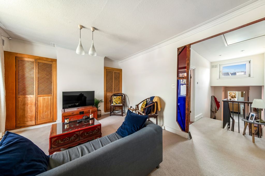 Property photo 2 of 11 Cobbold Road