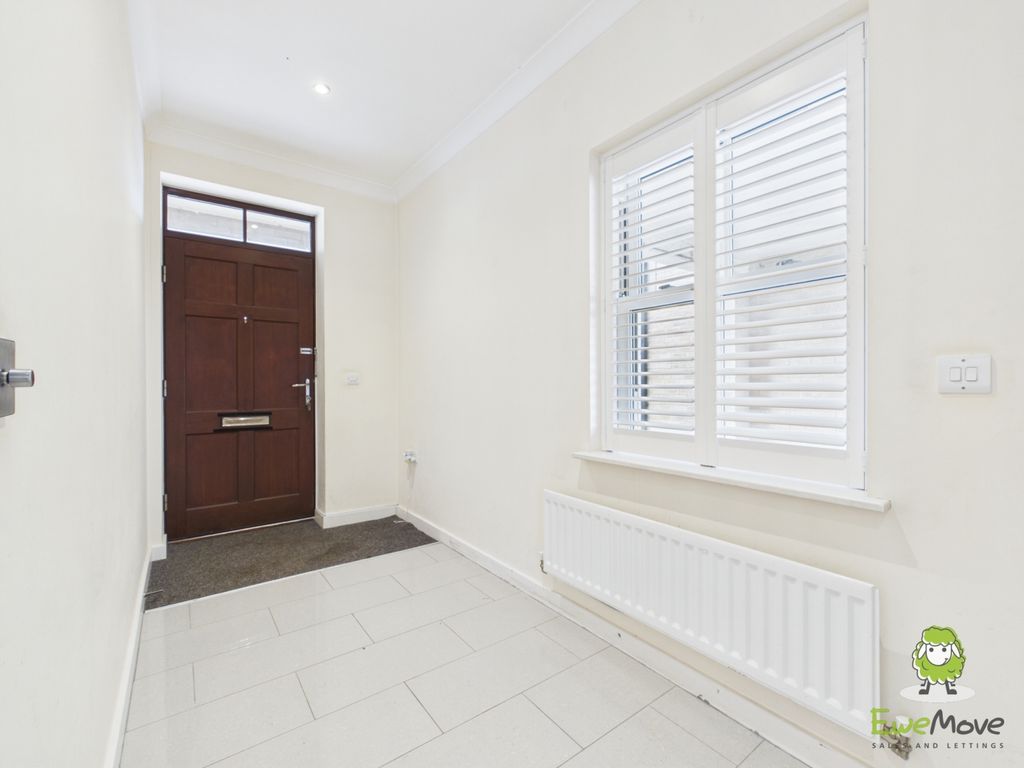 Property photo 2 of 27 Ewemove Estate Agents Basingstoke -Rockbourne Road