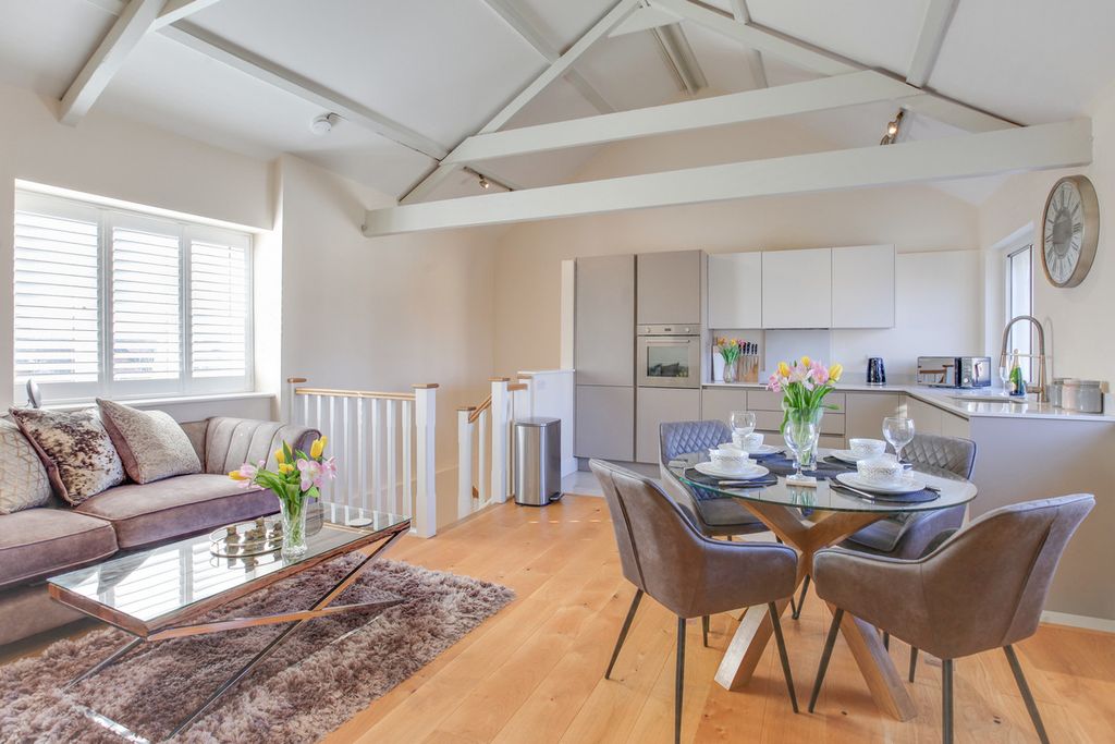 Property photo 2 of 28