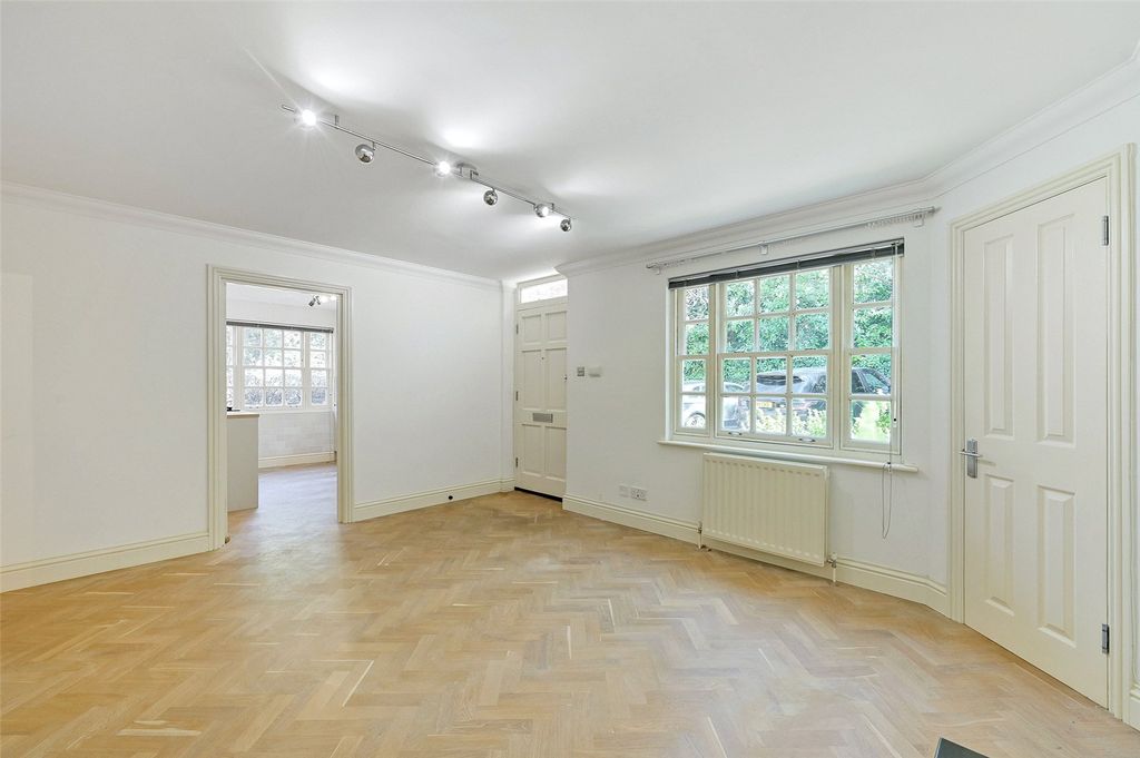 Property photo 3 of 9 Licving Area