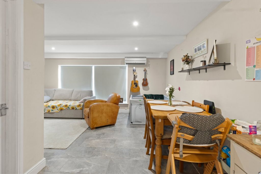 Property photo 3 of 14 Lounge